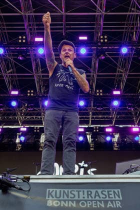 Donots spielen Kiddie Slam Open Air auf dem Kunst!Rasen in Bonn Die Ibbenbürener Punkrock-Band Donots um Sänger Ingo KNOLLMANN geben beim Kiddie Slam Open Air auf dem Kunst!Rasen in Bonn ein eigens für Kinder konzipiertes Konzert: Die jungen Fans haben einen eigenen Bereich direkt vor der Bühne, Eltern und weitere Erwachsene stehen daneben und dahinter. Bonn Nordrhein-Westfalen Deutschland *** Donots are performing at the Kiddie Slam Open Air on the Kunst Rasen in Bonn. The Ibbenbüren-based punk rock band Donots, led by singer Ingo KNOLLMANN, is putting on a concert at the Kiddie Slam Open Air on the Kunst Rasen in Bonn that’s designed specifically for children. The young fans have their own area right in front of the stage, whil Copyright: xMarcxJohnx