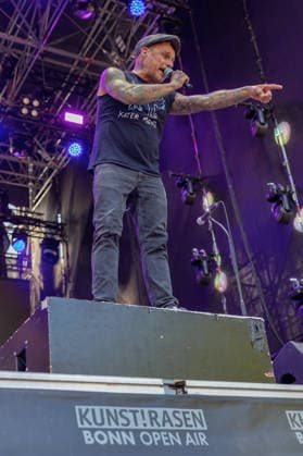Donots spielen Kiddie Slam Open Air auf dem Kunst!Rasen in Bonn Die Ibbenbürener Punkrock-Band Donots um Sänger Ingo KNOLLMANN geben beim Kiddie Slam Open Air auf dem Kunst!Rasen in Bonn ein eigens für Kinder konzipiertes Konzert: Die jungen Fans haben einen eigenen Bereich direkt vor der Bühne, Eltern und weitere Erwachsene stehen daneben und dahinter. Bonn Nordrhein-Westfalen Deutschland *** Donots are performing at the Kiddie Slam Open Air on the Kunst Rasen in Bonn. The Ibbenbüren-based punk rock band Donots, led by singer Ingo KNOLLMANN, is putting on a concert at the Kiddie Slam Open Air on the Kunst Rasen in Bonn that’s designed specifically for children. The young fans have their own area right in front of the stage, whil Copyright: xMarcxJohnx