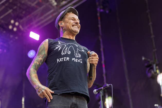 Donots spielen Kiddie Slam Open Air auf dem Kunst!Rasen in Bonn Die Ibbenbürener Punkrock-Band Donots um Sänger Ingo KNOLLMANN geben beim Kiddie Slam Open Air auf dem Kunst!Rasen in Bonn ein eigens für Kinder konzipiertes Konzert: Die jungen Fans haben einen eigenen Bereich direkt vor der Bühne, Eltern und weitere Erwachsene stehen daneben und dahinter. Bonn Nordrhein-Westfalen Deutschland *** Donots are performing at the Kiddie Slam Open Air on the Kunst Rasen in Bonn. The Ibbenbüren-based punk rock band Donots, led by singer Ingo KNOLLMANN, is putting on a concert at the Kiddie Slam Open Air on the Kunst Rasen in Bonn that’s designed specifically for children. The young fans have their own area right in front of the stage, whil Copyright: xMarcxJohnx