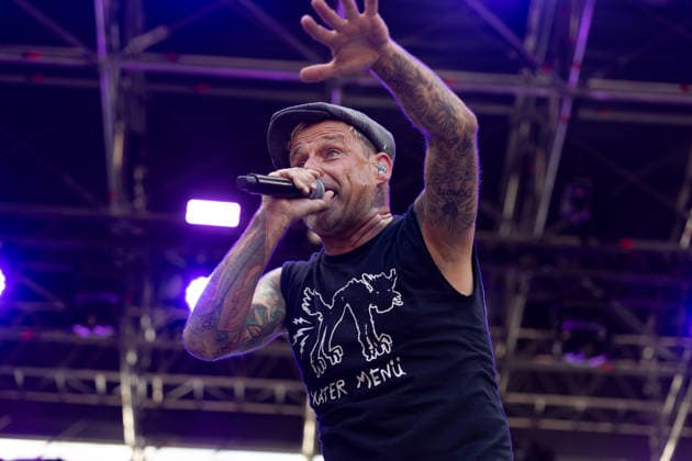 Donots spielen Kiddie Slam Open Air auf dem Kunst!Rasen in Bonn Die Ibbenbürener Punkrock-Band Donots um Sänger Ingo KNOLLMANN geben beim Kiddie Slam Open Air auf dem Kunst!Rasen in Bonn ein eigens für Kinder konzipiertes Konzert: Die jungen Fans haben einen eigenen Bereich direkt vor der Bühne, Eltern und weitere Erwachsene stehen daneben und dahinter. Bonn Nordrhein-Westfalen Deutschland *** Donots are performing at the Kiddie Slam Open Air on the Kunst Rasen in Bonn. The Ibbenbüren-based punk rock band Donots, led by singer Ingo KNOLLMANN, is putting on a concert at the Kiddie Slam Open Air on the Kunst Rasen in Bonn that’s designed specifically for children. The young fans have their own area right in front of the stage, whil Copyright: xMarcxJohnx