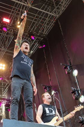 Donots spielen Kiddie Slam Open Air auf dem Kunst!Rasen in Bonn Die Ibbenbürener Punkrock-Band Donots um Sänger Ingo KNOLLMANN geben beim Kiddie Slam Open Air auf dem Kunst!Rasen in Bonn ein eigens für Kinder konzipiertes Konzert: Die jungen Fans haben einen eigenen Bereich direkt vor der Bühne, Eltern und weitere Erwachsene stehen daneben und dahinter. Bonn Nordrhein-Westfalen Deutschland *** Donots are performing at the Kiddie Slam Open Air on the Kunst Rasen in Bonn. The Ibbenbüren-based punk rock band Donots, led by singer Ingo KNOLLMANN, is putting on a concert at the Kiddie Slam Open Air on the Kunst Rasen in Bonn that’s designed specifically for children. The young fans have their own area right in front of the stage, whil Copyright: xMarcxJohnx