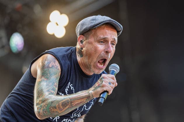 Donots spielen Kiddie Slam Open Air auf dem Kunst!Rasen in Bonn Die Ibbenbürener Punkrock-Band Donots um Sänger Ingo KNOLLMANN geben beim Kiddie Slam Open Air auf dem Kunst!Rasen in Bonn ein eigens für Kinder konzipiertes Konzert: Die jungen Fans haben einen eigenen Bereich direkt vor der Bühne, Eltern und weitere Erwachsene stehen daneben und dahinter. Bonn Nordrhein-Westfalen Deutschland *** Donots are performing at the Kiddie Slam Open Air on the Kunst Rasen in Bonn. The Ibbenbüren-based punk rock band Donots, led by singer Ingo KNOLLMANN, is putting on a concert at the Kiddie Slam Open Air on the Kunst Rasen in Bonn that’s designed specifically for children. The young fans have their own area right in front of the stage, whil Copyright: xMarcxJohnx