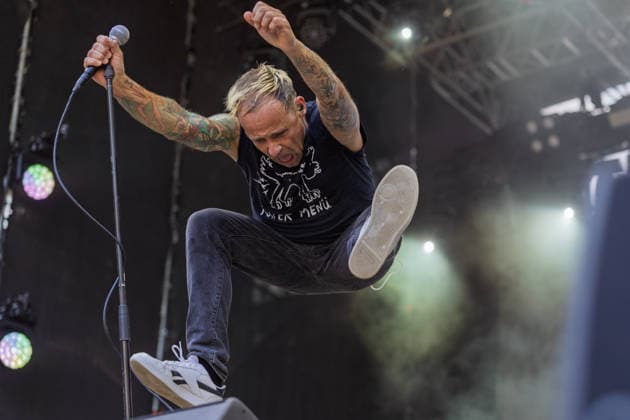 Donots spielen Kiddie Slam Open Air auf dem Kunst!Rasen in Bonn Die Ibbenbürener Punkrock-Band Donots um Sänger Ingo KNOLLMANN geben beim Kiddie Slam Open Air auf dem Kunst!Rasen in Bonn ein eigens für Kinder konzipiertes Konzert: Die jungen Fans haben einen eigenen Bereich direkt vor der Bühne, Eltern und weitere Erwachsene stehen daneben und dahinter. Bonn Nordrhein-Westfalen Deutschland *** Donots are performing at the Kiddie Slam Open Air on the Kunst Rasen in Bonn. The Ibbenbüren-based punk rock band Donots, led by singer Ingo KNOLLMANN, is putting on a concert at the Kiddie Slam Open Air on the Kunst Rasen in Bonn that’s designed specifically for children. The young fans have their own area right in front of the stage, whil Copyright: xMarcxJohnx