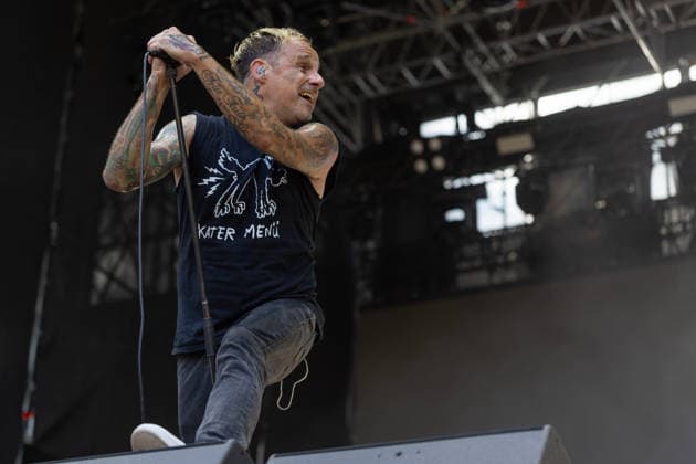Donots spielen Kiddie Slam Open Air auf dem Kunst!Rasen in Bonn Die Ibbenbürener Punkrock-Band Donots um Sänger Ingo KNOLLMANN geben beim Kiddie Slam Open Air auf dem Kunst!Rasen in Bonn ein eigens für Kinder konzipiertes Konzert: Die jungen Fans haben einen eigenen Bereich direkt vor der Bühne, Eltern und weitere Erwachsene stehen daneben und dahinter. Bonn Nordrhein-Westfalen Deutschland *** Donots are performing at the Kiddie Slam Open Air on the Kunst Rasen in Bonn. The Ibbenbüren-based punk rock band Donots, led by singer Ingo KNOLLMANN, is putting on a concert at the Kiddie Slam Open Air on the Kunst Rasen in Bonn that’s designed specifically for children. The young fans have their own area right in front of the stage, whil Copyright: xMarcxJohnx