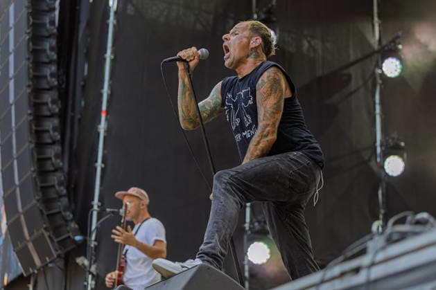 Donots spielen Kiddie Slam Open Air auf dem Kunst!Rasen in Bonn Die Ibbenbürener Punkrock-Band Donots um Sänger Ingo KNOLLMANN geben beim Kiddie Slam Open Air auf dem Kunst!Rasen in Bonn ein eigens für Kinder konzipiertes Konzert: Die jungen Fans haben einen eigenen Bereich direkt vor der Bühne, Eltern und weitere Erwachsene stehen daneben und dahinter. Bonn Nordrhein-Westfalen Deutschland *** Donots are performing at the Kiddie Slam Open Air on the Kunst Rasen in Bonn. The Ibbenbüren-based punk rock band Donots, led by singer Ingo KNOLLMANN, is putting on a concert at the Kiddie Slam Open Air on the Kunst Rasen in Bonn that’s designed specifically for children. The young fans have their own area right in front of the stage, whil Copyright: xMarcxJohnx