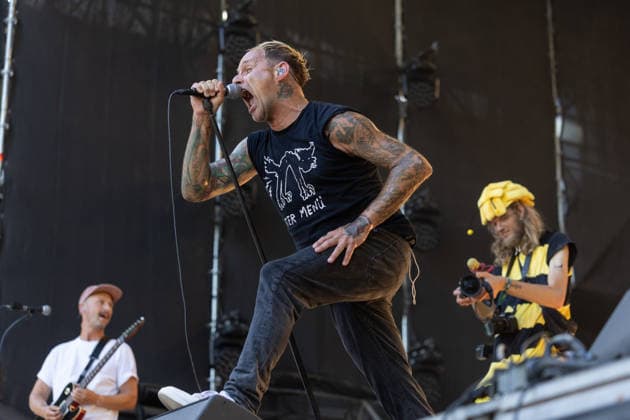 Donots spielen Kiddie Slam Open Air auf dem Kunst!Rasen in Bonn Die Ibbenbürener Punkrock-Band Donots um Sänger Ingo KNOLLMANN geben beim Kiddie Slam Open Air auf dem Kunst!Rasen in Bonn ein eigens für Kinder konzipiertes Konzert: Die jungen Fans haben einen eigenen Bereich direkt vor der Bühne, Eltern und weitere Erwachsene stehen daneben und dahinter. Bonn Nordrhein-Westfalen Deutschland *** Donots are performing at the Kiddie Slam Open Air on the Kunst Rasen in Bonn. The Ibbenbüren-based punk rock band Donots, led by singer Ingo KNOLLMANN, is putting on a concert at the Kiddie Slam Open Air on the Kunst Rasen in Bonn that’s designed specifically for children. The young fans have their own area right in front of the stage, whil Copyright: xMarcxJohnx