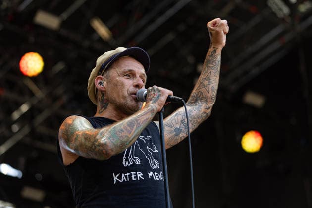 Donots spielen Kiddie Slam Open Air auf dem Kunst!Rasen in Bonn Die Ibbenbürener Punkrock-Band Donots um Sänger Ingo KNOLLMANN geben beim Kiddie Slam Open Air auf dem Kunst!Rasen in Bonn ein eigens für Kinder konzipiertes Konzert: Die jungen Fans haben einen eigenen Bereich direkt vor der Bühne, Eltern und weitere Erwachsene stehen daneben und dahinter. Bonn Nordrhein-Westfalen Deutschland *** Donots are performing at the Kiddie Slam Open Air on the Kunst Rasen in Bonn. The Ibbenbüren-based punk rock band Donots, led by singer Ingo KNOLLMANN, is giving a concert at the Kiddie Slam Open Air on the Kunst Rasen in Bonn that’s designed specifically for children. The young fans have their own area right in front of the stage, while pa Copyright: xMarcxJohnx