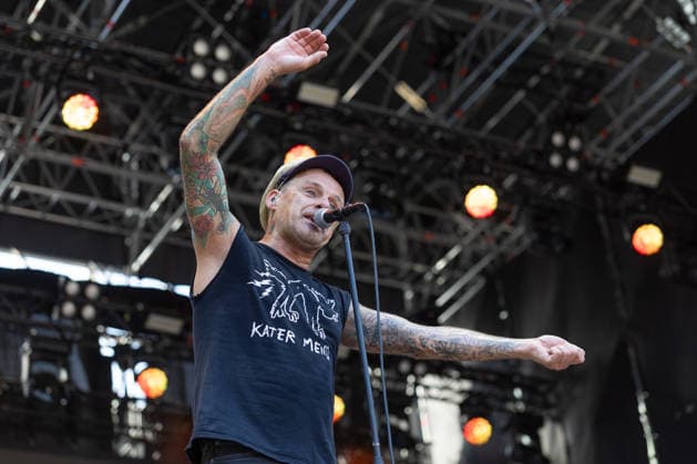 Donots spielen Kiddie Slam Open Air auf dem Kunst!Rasen in Bonn Die Ibbenbürener Punkrock-Band Donots um Sänger Ingo KNOLLMANN geben beim Kiddie Slam Open Air auf dem Kunst!Rasen in Bonn ein eigens für Kinder konzipiertes Konzert: Die jungen Fans haben einen eigenen Bereich direkt vor der Bühne, Eltern und weitere Erwachsene stehen daneben und dahinter. Bonn Nordrhein-Westfalen Deutschland *** Donots are performing at the Kiddie Slam Open Air on the Kunst Rasen in Bonn. The Ibbenbüren-based punk rock band Donots, led by singer Ingo KNOLLMANN, is giving a concert at the Kiddie Slam Open Air on the Kunst Rasen in Bonn that’s designed specifically for children. The young fans have their own area right in front of the stage, while pa Copyright: xMarcxJohnx