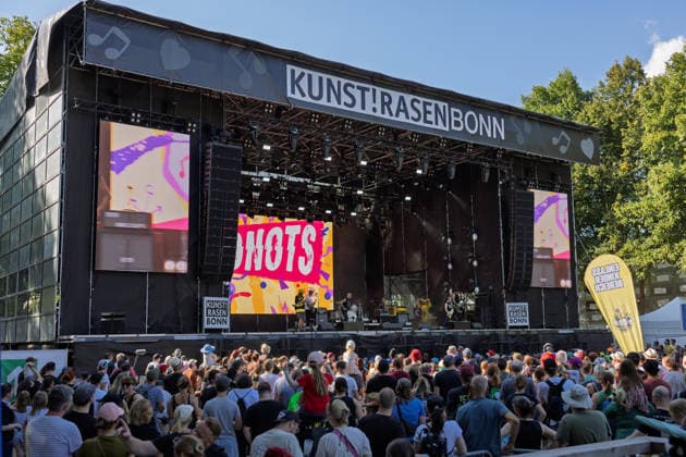 Donots spielen Kiddie Slam Open Air auf dem Kunst!Rasen in Bonn Die Ibbenbürener Punkrock-Band Donots um Sänger Ingo KNOLLMANN geben beim Kiddie Slam Open Air auf dem Kunst!Rasen in Bonn ein eigens für Kinder konzipiertes Konzert: Die jungen Fans haben einen eigenen Bereich direkt vor der Bühne, Eltern und weitere Erwachsene stehen daneben und dahinter. Bonn Nordrhein-Westfalen Deutschland *** Donots are performing at the Kiddie Slam Open Air on the Kunst Rasen in Bonn. The Ibbenbüren-based punk rock band Donots, led by singer Ingo KNOLLMANN, is giving a concert at the Kiddie Slam Open Air on the Kunst Rasen in Bonn that’s designed specifically for children. The young fans have their own area right in front of the stage, while pa Copyright: xMarcxJohnx