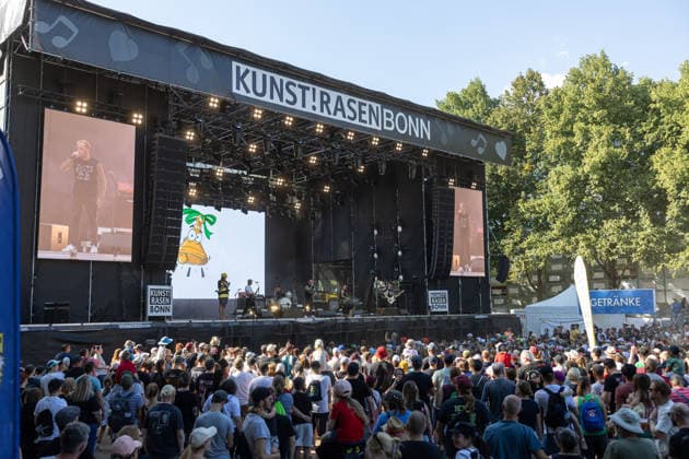 Donots spielen Kiddie Slam Open Air auf dem Kunst!Rasen in Bonn Die Ibbenbürener Punkrock-Band Donots um Sänger Ingo KNOLLMANN geben beim Kiddie Slam Open Air auf dem Kunst!Rasen in Bonn ein eigens für Kinder konzipiertes Konzert: Die jungen Fans haben einen eigenen Bereich direkt vor der Bühne, Eltern und weitere Erwachsene stehen daneben und dahinter. Bonn Nordrhein-Westfalen Deutschland *** Donots are performing at the Kiddie Slam Open Air on the Kunst Rasen in Bonn. The Ibbenbüren-based punk rock band Donots, led by singer Ingo KNOLLMANN, is giving a concert at the Kiddie Slam Open Air on the Kunst Rasen in Bonn that’s designed specifically for children. The young fans have their own area right in front of the stage, while pa Copyright: xMarcxJohnx