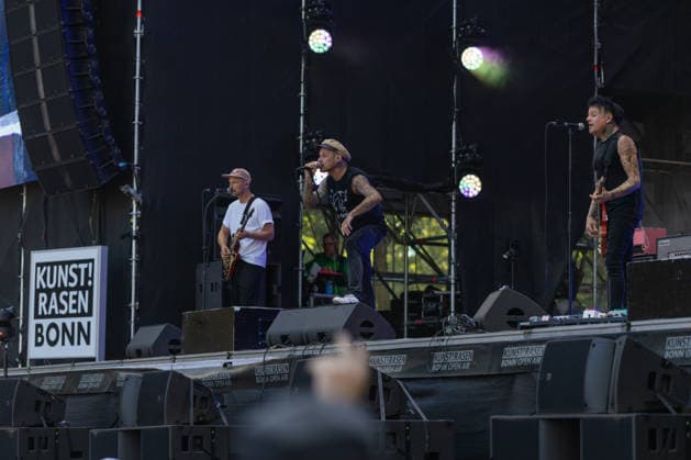 Donots spielen Kiddie Slam Open Air auf dem Kunst!Rasen in Bonn Die Ibbenbürener Punkrock-Band Donots um Sänger Ingo KNOLLMANN geben beim Kiddie Slam Open Air auf dem Kunst!Rasen in Bonn ein eigens für Kinder konzipiertes Konzert: Die jungen Fans haben einen eigenen Bereich direkt vor der Bühne, Eltern und weitere Erwachsene stehen daneben und dahinter. Bonn Nordrhein-Westfalen Deutschland *** Donots are performing at the Kiddie Slam Open Air on the Kunst Rasen in Bonn. The Ibbenbüren-based punk rock band Donots, led by singer Ingo KNOLLMANN, is giving a concert at the Kiddie Slam Open Air on the Kunst Rasen in Bonn that’s designed specifically for children. The young fans have their own section right in front of the stage, while Copyright: xMarcxJohnx
