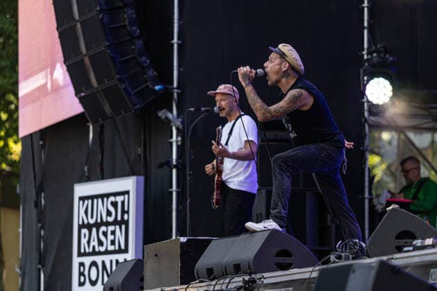 Donots spielen Kiddie Slam Open Air auf dem Kunst!Rasen in Bonn Die Ibbenbürener Punkrock-Band Donots um Sänger Ingo KNOLLMANN geben beim Kiddie Slam Open Air auf dem Kunst!Rasen in Bonn ein eigens für Kinder konzipiertes Konzert: Die jungen Fans haben einen eigenen Bereich direkt vor der Bühne, Eltern und weitere Erwachsene stehen daneben und dahinter. Bonn Nordrhein-Westfalen Deutschland *** Donots are performing at the Kiddie Slam Open Air on the Kunst Rasen in Bonn. The Ibbenbüren-based punk rock band Donots, led by singer Ingo KNOLLMANN, is giving a concert at the Kiddie Slam Open Air on the Kunst Rasen in Bonn that’s designed specifically for children. The young fans have their own section right in front of the stage, while Copyright: xMarcxJohnx