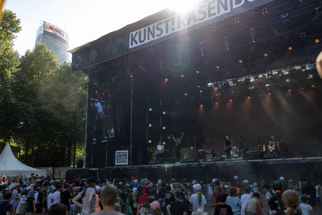 Donots spielen Kiddie Slam Open Air auf dem Kunst!Rasen in Bonn Die Ibbenbürener Punkrock-Band Donots um Sänger Ingo KNOLLMANN geben beim Kiddie Slam Open Air auf dem Kunst!Rasen in Bonn ein eigens für Kinder konzipiertes Konzert: Die jungen Fans haben einen eigenen Bereich direkt vor der Bühne, Eltern und weitere Erwachsene stehen daneben und dahinter. Bonn Nordrhein-Westfalen Deutschland *** Donots are performing at the Kiddie Slam Open Air on the Kunst Rasen in Bonn. The Ibbenbüren-based punk rock band Donots, led by singer Ingo KNOLLMANN, is giving a concert at the Kiddie Slam Open Air on the Kunst Rasen in Bonn that’s designed specifically for children. The young fans have their own section right in front of the stage, while Copyright: xMarcxJohnx