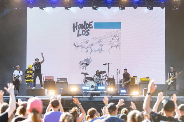Donots spielen Kiddie Slam Open Air auf dem Kunst!Rasen in Bonn Die Ibbenbürener Punkrock-Band Donots um Sänger Ingo KNOLLMANN geben beim Kiddie Slam Open Air auf dem Kunst!Rasen in Bonn ein eigens für Kinder konzipiertes Konzert: Die jungen Fans haben einen eigenen Bereich direkt vor der Bühne, Eltern und weitere Erwachsene stehen daneben und dahinter. Bonn Nordrhein-Westfalen Deutschland *** Donots are performing at the Kiddie Slam Open Air on the Kunst Rasen in Bonn. The Ibbenbüren-based punk rock band Donots, led by singer Ingo KNOLLMANN, is giving a concert at the Kiddie Slam Open Air on the Kunst Rasen in Bonn that’s designed specifically for children. The young fans have their own section right in front of the stage, while Copyright: xMarcxJohnx