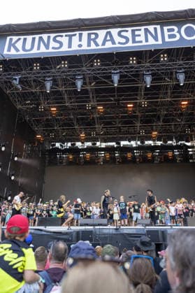 Donots spielen Kiddie Slam Open Air auf dem Kunst!Rasen in Bonn Die Ibbenbürener Punkrock-Band Donots um Sänger Ingo KNOLLMANN geben beim Kiddie Slam Open Air auf dem Kunst!Rasen in Bonn ein eigens für Kinder konzipiertes Konzert: Die jungen Fans haben einen eigenen Bereich direkt vor der Bühne, Eltern und weitere Erwachsene stehen daneben und dahinter. Bonn Nordrhein-Westfalen Deutschland *** Donots are performing at the Kiddie Slam Open Air on the Kunst Rasen in Bonn. The Ibbenbüren-based punk rock band Donots, led by singer Ingo KNOLLMANN, is giving a concert at the Kiddie Slam Open Air on the Kunst Rasen in Bonn that’s designed specifically for children. The young fans have their own section right in front of the stage, while Copyright: xMarcxJohnx