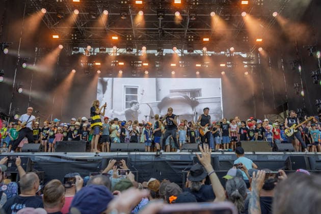 Donots spielen Kiddie Slam Open Air auf dem Kunst!Rasen in Bonn Die Ibbenbürener Punkrock-Band Donots um Sänger Ingo KNOLLMANN geben beim Kiddie Slam Open Air auf dem Kunst!Rasen in Bonn ein eigens für Kinder konzipiertes Konzert: Die jungen Fans haben einen eigenen Bereich direkt vor der Bühne, Eltern und weitere Erwachsene stehen daneben und dahinter. Bonn Nordrhein-Westfalen Deutschland *** Donots are performing at the Kiddie Slam Open Air on the Kunst Rasen in Bonn. The Ibbenbüren-based punk rock band Donots, led by singer Ingo KNOLLMANN, is giving a concert at the Kiddie Slam Open Air on the Kunst Rasen in Bonn that’s designed specifically for children. The young fans have their own section right in front of the stage, while Copyright: xMarcxJohnx