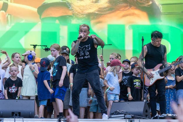 Donots spielen Kiddie Slam Open Air auf dem Kunst!Rasen in Bonn Die Ibbenbürener Punkrock-Band Donots um Sänger Ingo KNOLLMANN geben beim Kiddie Slam Open Air auf dem Kunst!Rasen in Bonn ein eigens für Kinder konzipiertes Konzert: Die jungen Fans haben einen eigenen Bereich direkt vor der Bühne, Eltern und weitere Erwachsene stehen daneben und dahinter. Bonn Nordrhein-Westfalen Deutschland *** Donots are performing at the Kiddie Slam Open Air on the Kunst Rasen in Bonn. The Ibbenbüren-based punk rock band Donots, led by singer Ingo KNOLLMANN, is giving a concert at the Kiddie Slam Open Air on the Kunst Rasen in Bonn that’s designed specifically for children. The young fans have their own section right in front of the stage, while Copyright: xMarcxJohnx
