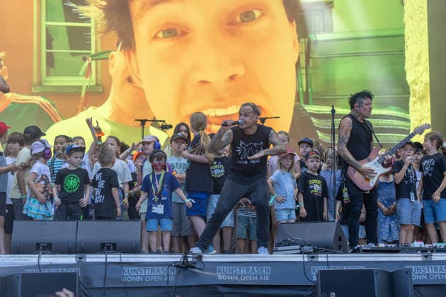 Donots spielen Kiddie Slam Open Air auf dem Kunst!Rasen in Bonn Die Ibbenbürener Punkrock-Band Donots um Sänger Ingo KNOLLMANN geben beim Kiddie Slam Open Air auf dem Kunst!Rasen in Bonn ein eigens für Kinder konzipiertes Konzert: Die jungen Fans haben einen eigenen Bereich direkt vor der Bühne, Eltern und weitere Erwachsene stehen daneben und dahinter. Bonn Nordrhein-Westfalen Deutschland *** Donots are performing at the Kiddie Slam Open Air on the Kunst Rasen in Bonn. The Ibbenbüren-based punk rock band Donots, led by singer Ingo KNOLLMANN, is giving a concert at the Kiddie Slam Open Air on the Kunst Rasen in Bonn that’s designed specifically for children. The young fans have their own section right in front of the stage, while Copyright: xMarcxJohnx