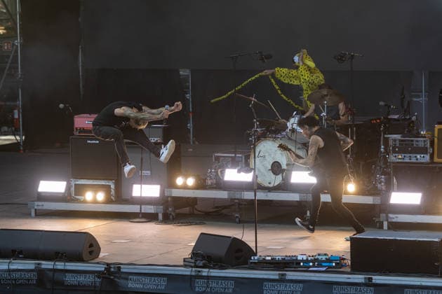 Donots spielen Kiddie Slam Open Air auf dem Kunst!Rasen in Bonn Die Ibbenbürener Punkrock-Band Donots um Sänger Ingo KNOLLMANN geben beim Kiddie Slam Open Air auf dem Kunst!Rasen in Bonn ein eigens für Kinder konzipiertes Konzert: Die jungen Fans haben einen eigenen Bereich direkt vor der Bühne, Eltern und weitere Erwachsene stehen daneben und dahinter. Bonn Nordrhein-Westfalen Deutschland *** Donots are performing at the Kiddie Slam Open Air on the Kunst Rasen in Bonn. The Ibbenbüren-based punk rock band Donots, led by singer Ingo KNOLLMANN, is giving a concert at the Kiddie Slam Open Air on the Kunst Rasen in Bonn that’s designed specifically for children. The young fans have their own section right in front of the stage, while Copyright: xMarcxJohnx