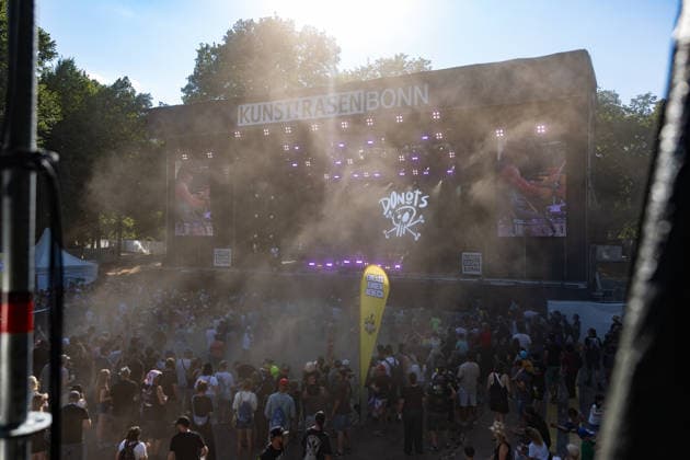 Donots spielen Kiddie Slam Open Air auf dem Kunst!Rasen in Bonn Die Ibbenbürener Punkrock-Band Donots um Sänger Ingo KNOLLMANN geben beim Kiddie Slam Open Air auf dem Kunst!Rasen in Bonn ein eigens für Kinder konzipiertes Konzert: Die jungen Fans haben einen eigenen Bereich direkt vor der Bühne, Eltern und weitere Erwachsene stehen daneben und dahinter. Bonn Nordrhein-Westfalen Deutschland *** Donots are performing at the Kiddie Slam Open Air on the Kunst Rasen in Bonn. The Ibbenbüren-based punk rock band Donots, led by singer Ingo KNOLLMANN, is giving a concert at the Kiddie Slam Open Air on the Kunst Rasen in Bonn that’s designed specifically for children. The young fans have their own section right in front of the stage, while Copyright: xMarcxJohnx