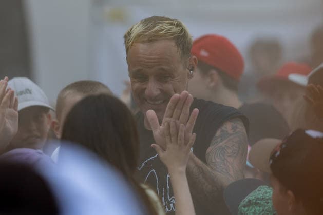 Donots spielen Kiddie Slam Open Air auf dem Kunst!Rasen in Bonn Die Ibbenbürener Punkrock-Band Donots um Sänger Ingo KNOLLMANN geben beim Kiddie Slam Open Air auf dem Kunst!Rasen in Bonn ein eigens für Kinder konzipiertes Konzert: Die jungen Fans haben einen eigenen Bereich direkt vor der Bühne, Eltern und weitere Erwachsene stehen daneben und dahinter. Bonn Nordrhein-Westfalen Deutschland *** Donots are performing at the Kiddie Slam Open Air on the Kunst Rasen in Bonn. The Ibbenbüren-based punk rock band Donots, led by singer Ingo KNOLLMANN, is giving a concert at the Kiddie Slam Open Air on the Kunst Rasen in Bonn that’s designed specifically for children. The young fans have their own section right in front of the stage, while Copyright: xMarcxJohnx