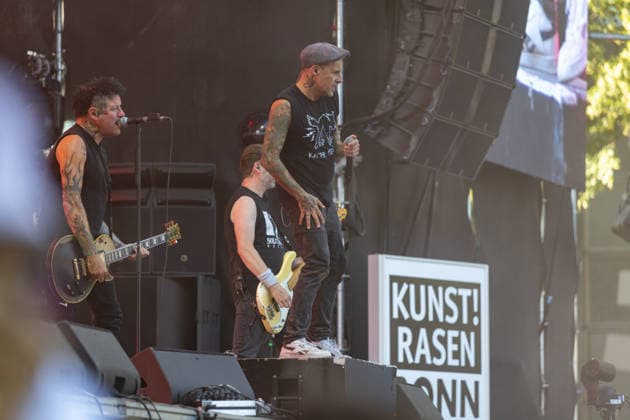 Donots spielen Kiddie Slam Open Air auf dem Kunst!Rasen in Bonn Die Ibbenbürener Punkrock-Band Donots um Sänger Ingo KNOLLMANN geben beim Kiddie Slam Open Air auf dem Kunst!Rasen in Bonn ein eigens für Kinder konzipiertes Konzert: Die jungen Fans haben einen eigenen Bereich direkt vor der Bühne, Eltern und weitere Erwachsene stehen daneben und dahinter. Bonn Nordrhein-Westfalen Deutschland *** Donots are performing at the Kiddie Slam Open Air on the Kunst Rasen in Bonn. The Ibbenbüren-based punk rock band Donots, led by singer Ingo KNOLLMANN, is giving a concert at the Kiddie Slam Open Air on the Kunst Rasen in Bonn that’s designed specifically for children. The young fans have their own section right in front of the stage, while Copyright: xMarcxJohnx