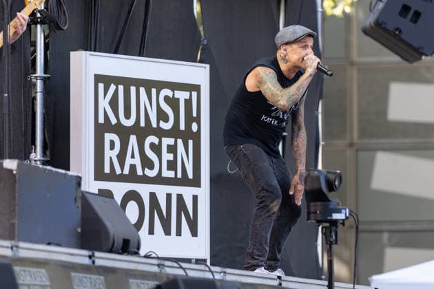 Donots spielen Kiddie Slam Open Air auf dem Kunst!Rasen in Bonn Die Ibbenbürener Punkrock-Band Donots um Sänger Ingo KNOLLMANN geben beim Kiddie Slam Open Air auf dem Kunst!Rasen in Bonn ein eigens für Kinder konzipiertes Konzert: Die jungen Fans haben einen eigenen Bereich direkt vor der Bühne, Eltern und weitere Erwachsene stehen daneben und dahinter. Bonn Nordrhein-Westfalen Deutschland *** Donots are performing at the Kiddie Slam Open Air on the Kunst Rasen in Bonn. The Ibbenbüren-based punk rock band Donots, led by singer Ingo KNOLLMANN, is giving a concert at the Kiddie Slam Open Air on the Kunst Rasen in Bonn that’s designed specifically for children. The young fans have their own section right in front of the stage, while Copyright: xMarcxJohnx