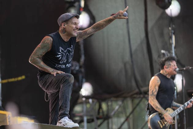 Donots spielen Kiddie Slam Open Air auf dem Kunst!Rasen in Bonn Die Ibbenbürener Punkrock-Band Donots um Sänger Ingo KNOLLMANN geben beim Kiddie Slam Open Air auf dem Kunst!Rasen in Bonn ein eigens für Kinder konzipiertes Konzert: Die jungen Fans haben einen eigenen Bereich direkt vor der Bühne, Eltern und weitere Erwachsene stehen daneben und dahinter. Bonn Nordrhein-Westfalen Deutschland *** Donots are performing at the Kiddie Slam Open Air on the Kunst Rasen in Bonn. The Ibbenbüren-based punk rock band Donots, led by singer Ingo KNOLLMANN, is giving a concert at the Kiddie Slam Open Air on the Kunst Rasen in Bonn that’s designed specifically for children. The young fans have their own section right in front of the stage, while Copyright: xMarcxJohnx