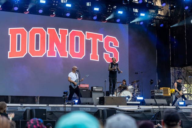 Donots spielen Kiddie Slam Open Air auf dem Kunst!Rasen in Bonn Die Ibbenbürener Punkrock-Band Donots um Sänger Ingo KNOLLMANN geben beim Kiddie Slam Open Air auf dem Kunst!Rasen in Bonn ein eigens für Kinder konzipiertes Konzert: Die jungen Fans haben einen eigenen Bereich direkt vor der Bühne, Eltern und weitere Erwachsene stehen daneben und dahinter. Bonn Nordrhein-Westfalen Deutschland *** Donots are performing at the Kiddie Slam Open Air on the Kunst Rasen in Bonn. The Ibbenbüren-based punk rock band Donots, led by singer Ingo KNOLLMANN, is giving a concert at the Kiddie Slam Open Air on the Kunst Rasen in Bonn that’s designed specifically for children. The young fans have their own area right in front of the stage, while pa Copyright: xMarcxJohnx