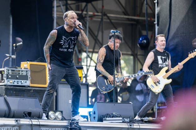 Donots spielen Kiddie Slam Open Air auf dem Kunst!Rasen in Bonn Die Ibbenbürener Punkrock-Band Donots um Sänger Ingo KNOLLMANN geben beim Kiddie Slam Open Air auf dem Kunst!Rasen in Bonn ein eigens für Kinder konzipiertes Konzert: Die jungen Fans haben einen eigenen Bereich direkt vor der Bühne, Eltern und weitere Erwachsene stehen daneben und dahinter. Bonn Nordrhein-Westfalen Deutschland *** Donots are performing at the Kiddie Slam Open Air on the Kunst Rasen in Bonn. The Ibbenbüren-based punk rock band Donots, led by singer Ingo KNOLLMANN, is giving a concert at the Kiddie Slam Open Air on the Kunst Rasen in Bonn that’s designed specifically for children. The young fans have their own area right in front of the stage, while pa Copyright: xMarcxJohnx