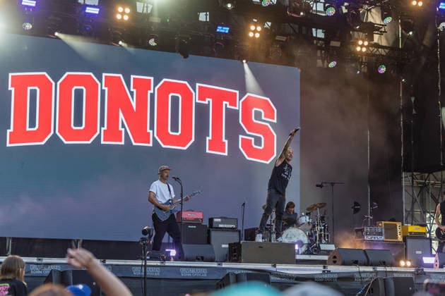 Donots spielen Kiddie Slam Open Air auf dem Kunst!Rasen in Bonn Die Ibbenbürener Punkrock-Band Donots um Sänger Ingo KNOLLMANN geben beim Kiddie Slam Open Air auf dem Kunst!Rasen in Bonn ein eigens für Kinder konzipiertes Konzert: Die jungen Fans haben einen eigenen Bereich direkt vor der Bühne, Eltern und weitere Erwachsene stehen daneben und dahinter. Bonn Nordrhein-Westfalen Deutschland *** Donots are performing at the Kiddie Slam Open Air on the Kunst Rasen in Bonn. The Ibbenbüren-based punk rock band Donots, led by singer Ingo KNOLLMANN, is giving a concert at the Kiddie Slam Open Air on the Kunst Rasen in Bonn that’s designed specifically for children. The young fans have their own area right in front of the stage, while pa Copyright: xMarcxJohnx