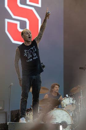 Donots spielen Kiddie Slam Open Air auf dem Kunst!Rasen in Bonn Die Ibbenbürener Punkrock-Band Donots um Sänger Ingo KNOLLMANN geben beim Kiddie Slam Open Air auf dem Kunst!Rasen in Bonn ein eigens für Kinder konzipiertes Konzert: Die jungen Fans haben einen eigenen Bereich direkt vor der Bühne, Eltern und weitere Erwachsene stehen daneben und dahinter. Bonn Nordrhein-Westfalen Deutschland *** Donots are performing at the Kiddie Slam Open Air on the Kunst Rasen in Bonn. The Ibbenbüren-based punk rock band Donots, led by singer Ingo KNOLLMANN, is giving a concert at the Kiddie Slam Open Air on the Kunst Rasen in Bonn that’s designed specifically for children. The young fans have their own area right in front of the stage, while pa Copyright: xMarcxJohnx