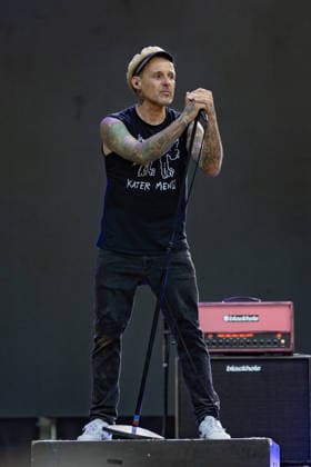 Donots spielen Kiddie Slam Open Air auf dem Kunst!Rasen in Bonn Die Ibbenbürener Punkrock-Band Donots um Sänger Ingo KNOLLMANN geben beim Kiddie Slam Open Air auf dem Kunst!Rasen in Bonn ein eigens für Kinder konzipiertes Konzert: Die jungen Fans haben einen eigenen Bereich direkt vor der Bühne, Eltern und weitere Erwachsene stehen daneben und dahinter. Bonn Nordrhein-Westfalen Deutschland *** Donots are performing at the Kiddie Slam Open Air on the Kunst Rasen in Bonn. The Ibbenbüren-based punk rock band Donots, led by singer Ingo KNOLLMANN, is giving a concert at the Kiddie Slam Open Air on the Kunst Rasen in Bonn that’s designed specifically for children. The young fans have their own area right in front of the stage, while pa Copyright: xMarcxJohnx