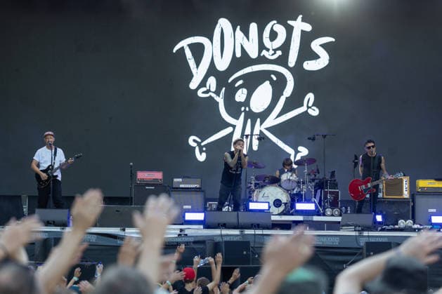 Donots spielen Kiddie Slam Open Air auf dem Kunst!Rasen in Bonn Die Ibbenbürener Punkrock-Band Donots um Sänger Ingo KNOLLMANN geben beim Kiddie Slam Open Air auf dem Kunst!Rasen in Bonn ein eigens für Kinder konzipiertes Konzert: Die jungen Fans haben einen eigenen Bereich direkt vor der Bühne, Eltern und weitere Erwachsene stehen daneben und dahinter. Bonn Nordrhein-Westfalen Deutschland *** Donots are performing at the Kiddie Slam Open Air on the Kunst Rasen in Bonn. The Ibbenbüren-based punk rock band Donots, led by singer Ingo KNOLLMANN, is giving a concert at the Kiddie Slam Open Air on the Kunst Rasen in Bonn that’s designed specifically for children. The young fans have their own area right in front of the stage, while pa Copyright: xMarcxJohnx