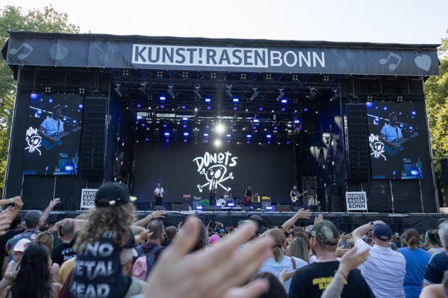 Donots spielen Kiddie Slam Open Air auf dem Kunst!Rasen in Bonn Die Ibbenbürener Punkrock-Band Donots um Sänger Ingo KNOLLMANN geben beim Kiddie Slam Open Air auf dem Kunst!Rasen in Bonn ein eigens für Kinder konzipiertes Konzert: Die jungen Fans haben einen eigenen Bereich direkt vor der Bühne, Eltern und weitere Erwachsene stehen daneben und dahinter. Bonn Nordrhein-Westfalen Deutschland *** Donots are performing at the Kiddie Slam Open Air on the Kunst Rasen in Bonn. The Ibbenbüren-based punk rock band Donots, led by singer Ingo KNOLLMANN, is giving a concert at the Kiddie Slam Open Air on the Kunst Rasen in Bonn that’s designed specifically for children. The young fans have their own area right in front of the stage, while pa Copyright: xMarcxJohnx