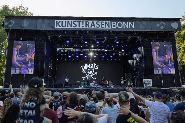 Donots spielen Kiddie Slam Open Air auf dem Kunst!Rasen in Bonn Die Ibbenbürener Punkrock-Band Donots um Sänger Ingo KNOLLMANN geben beim Kiddie Slam Open Air auf dem Kunst!Rasen in Bonn ein eigens für Kinder konzipiertes Konzert: Die jungen Fans haben einen eigenen Bereich direkt vor der Bühne, Eltern und weitere Erwachsene stehen daneben und dahinter. Bonn Nordrhein-Westfalen Deutschland *** Donots are performing at the Kiddie Slam Open Air on the Kunst Rasen in Bonn. The Ibbenbüren-based punk rock band Donots, led by singer Ingo KNOLLMANN, is giving a concert at the Kiddie Slam Open Air on the Kunst Rasen in Bonn that’s designed specifically for children. The young fans have their own area right in front of the stage, while pa Copyright: xMarcxJohnx
