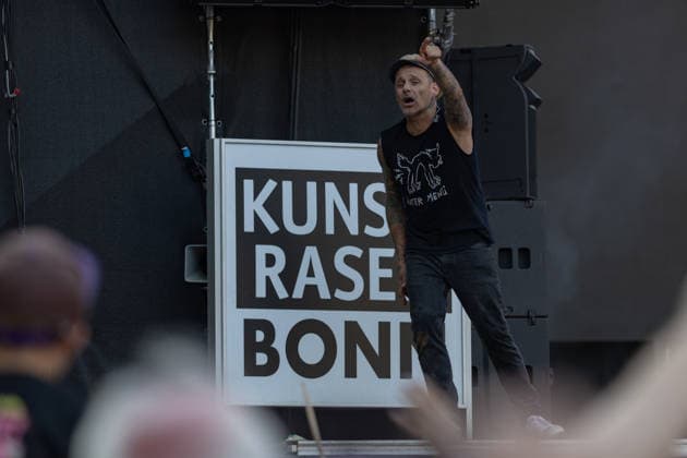 Donots spielen Kiddie Slam Open Air auf dem Kunst!Rasen in Bonn Die Ibbenbürener Punkrock-Band Donots um Sänger Ingo KNOLLMANN geben beim Kiddie Slam Open Air auf dem Kunst!Rasen in Bonn ein eigens für Kinder konzipiertes Konzert: Die jungen Fans haben einen eigenen Bereich direkt vor der Bühne, Eltern und weitere Erwachsene stehen daneben und dahinter. Bonn Nordrhein-Westfalen Deutschland *** Donots are performing at the Kiddie Slam Open Air on the Kunst Rasen in Bonn. The Ibbenbüren-based punk rock band Donots, led by singer Ingo KNOLLMANN, is giving a concert at the Kiddie Slam Open Air on the Kunst Rasen in Bonn that’s designed specifically for children. The young fans have their own area right in front of the stage, while pa Copyright: xMarcxJohnx