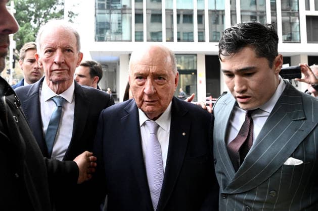 ALAN JONES COURT, Alan Jones (centre) arrives at Downing Centre Local Court in Sydney, Monday, August 3, 2026. Former radio broadcaster Alan Jones faces 35 charges related to a series of alleged sexual touching incidents against nearly a dozen men between 2001 and 2019. ( NO ARCHIVING Sydney New South Wales Australia  Copyright: xBiancaxDexMarchix 20260803188673583249