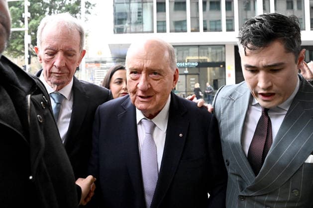 ALAN JONES COURT, Alan Jones (centre) arrives at Downing Centre Local Court in Sydney, Monday, August 3, 2026. Former radio broadcaster Alan Jones faces 35 charges related to a series of alleged sexual touching incidents against nearly a dozen men between 2001 and 2019. ( NO ARCHIVING Sydney New South Wales Australia  Copyright: xBiancaxDexMarchix 20260803153643245039