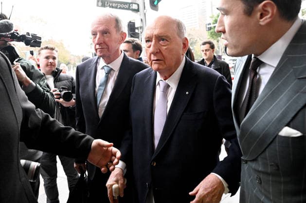 ALAN JONES COURT, Alan Jones (centre) arrives at Downing Centre Local Court in Sydney, Monday, August 3, 2026. Former radio broadcaster Alan Jones faces 35 charges related to a series of alleged sexual touching incidents against nearly a dozen men between 2001 and 2019. ( NO ARCHIVING Sydney New South Wales Australia  Copyright: xBiancaxDexMarchix 20260803152747844195