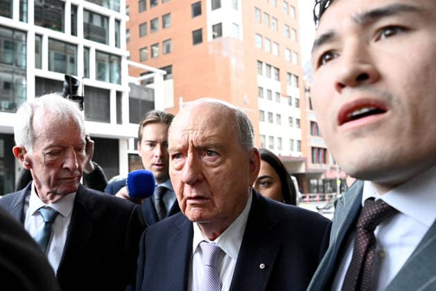 ALAN JONES COURT, Alan Jones (centre) arrives at Downing Centre Local Court in Sydney, Monday, August 3, 2026. Former radio broadcaster Alan Jones faces 35 charges related to a series of alleged sexual touching incidents against nearly a dozen men between 2001 and 2019. ( NO ARCHIVING Sydney New South Wales Australia  Copyright: xBiancaxDexMarchix 20260803178868932928