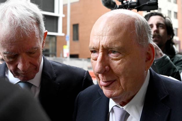 ALAN JONES COURT, Alan Jones (right) arrives at Downing Centre Local Court in Sydney, Monday, August 3, 2026. Former radio broadcaster Alan Jones faces 35 charges related to a series of alleged sexual touching incidents against nearly a dozen men between 2001 and 2019. ( NO ARCHIVING Sydney New South Wales Australia  Copyright: xBiancaxDexMarchix 20260803184881109780