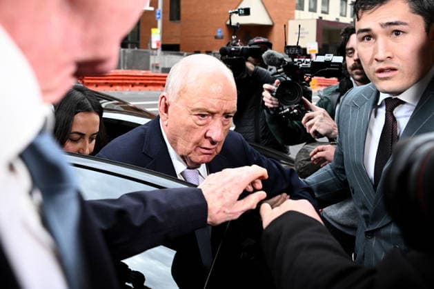 ALAN JONES COURT, Alan Jones (centre) arrives at Downing Centre Local Court in Sydney, Monday, August 3, 2026. Former radio broadcaster Alan Jones faces 35 charges related to a series of alleged sexual touching incidents against nearly a dozen men between 2001 and 2019. ( NO ARCHIVING Sydney New South Wales Australia  Copyright: xBiancaxDexMarchix 20260803135668327858