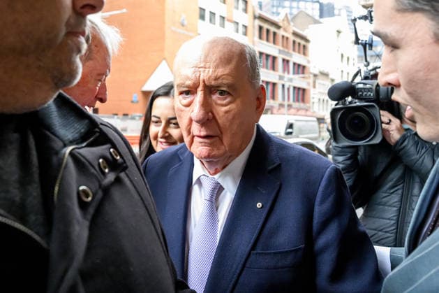 ALAN JONES COURT, Alan Jones (centre) arrives at Downing Centre Local Court in Sydney, Monday, August 3, 2026. Former radio broadcaster Alan Jones faces 35 charges related to a series of alleged sexual touching incidents against nearly a dozen men between 2001 and 2019. ( NO ARCHIVING Sydney New South Wales Australia  Copyright: xBiancaxDexMarchix 20260803153470726779