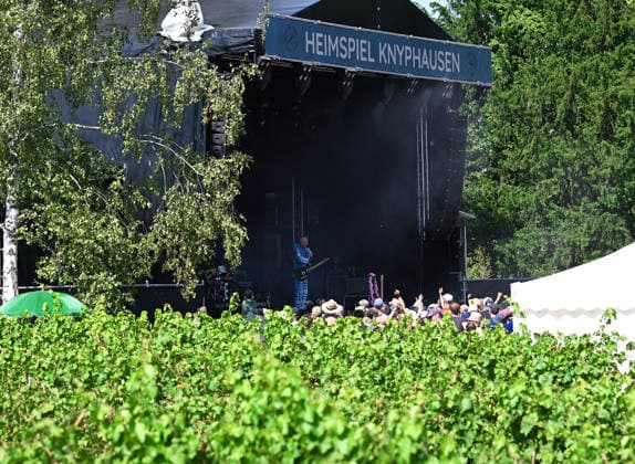 Musikfestival Heimspiel Knyphausen (31. Juli bis 2. August 2026), Konzert der Band >> Fortuna Ehrenfeld << am Sonntag, 2. August 2026. Auftritt der Musikband >> Fortuna Ehrenfeld << beim Festival >> Heimspiel Knyphausen << am 02. August 2026. Zu sehen Martin Bechler (Gesang, Gitarre, Keyboard), Jenny Thiele (Keyboard, Gesang), Jannis Bentler (Schlagzeug). Eltville-Erbach Eltville am Rhein Rheinland-Pfalz Deutschland Weingut Baron von Knyphausen *** Heimspiel Knyphausen Music Festival, July 31–August 2, 2026, Concert by the band Fortuna Ehrenfeld on Sunday, August 2, 2026. Performance by the band Fortuna Ehrenfeld at the Heimspiel Knyphausen Festival on August 2, 2026. Featuring Martin Bechler on vocals, guitar, and keyboard; Jenny Thiele