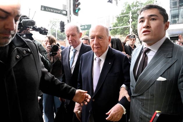 ALAN JONES COURT, Alan Jones (centre) arrives at Downing Centre Local Court in Sydney, Monday, August 3, 2026. Former radio broadcaster Alan Jones faces 35 charges related to a series of alleged sexual touching incidents against nearly a dozen men between 2001 and 2019. ( NO ARCHIVING Sydney New South Wales Australia  Copyright: xBiancaxDexMarchix 20260803191078435408