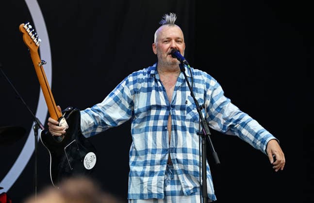 Musikfestival Heimspiel Knyphausen (31. Juli bis 2. August 2026), Konzert der Band >> Fortuna Ehrenfeld << am Sonntag, 2. August 2026. Auftritt der Musikband >> Fortuna Ehrenfeld << beim Festival >> Heimspiel Knyphausen << am 02. August 2026. Zu sehen Martin Bechler (Gesang, Gitarre, Keyboard). Bechler hält eine Gitarre in der Hand - die schwarze Gitarre (Typ Fender Telecaster) wird später vom Musiker auf Instagram als gestohlen gemeldet. Eltville-Erbach Eltville am Rhein Rheinland-Pfalz Deutschland Weingut Baron von Knyphausen *** Heimspiel Knyphausen Music Festival, July 31–August 2, 2026, Concert by the band Fortuna Ehrenfeld on Sunday, August 2, 2026. Performance by the band Fortuna Ehrenfeld at the Heimspiel Knyphausen Festival on A