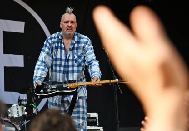 Musikfestival Heimspiel Knyphausen (31. Juli bis 2. August 2026), Konzert der Band >> Fortuna Ehrenfeld << am Sonntag, 2. August 2026. Auftritt der Musikband >> Fortuna Ehrenfeld << beim Festival >> Heimspiel Knyphausen << am 02. August 2026. Zu sehen Martin Bechler (Gesang, Gitarre, Keyboard). Bechler wirft eine Gitarre ins Publikum - die schwarze Gitarre (Typ Fender Telecaster) wird später vom Musiker auf Instagram als gestohlen gemeldet. Eltville-Erbach Eltville am Rhein Rheinland-Pfalz Deutschland Weingut Baron von Knyphausen *** Heimspiel Knyphausen Music Festival, July 31–August 2, 2026, Concert by the band Fortuna Ehrenfeld on Sunday, August 2, 2026. Performance by the band Fortuna Ehrenfeld at the Heimspiel Knyphausen Festival on