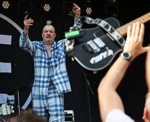 Musikfestival Heimspiel Knyphausen (31. Juli bis 2. August 2026), Konzert der Band >> Fortuna Ehrenfeld << am Sonntag, 2. August 2026. Auftritt der Musikband >> Fortuna Ehrenfeld << beim Festival >> Heimspiel Knyphausen << am 02. August 2026. Zu sehen Martin Bechler (Gesang, Gitarre, Keyboard). Bechler wirft eine Gitarre ins Publikum - die schwarze Gitarre (Typ Fender Telecaster) wird später vom Musiker auf Instagram als gestohlen gemeldet. Eltville-Erbach Eltville am Rhein Rheinland-Pfalz Deutschland Weingut Baron von Knyphausen *** Heimspiel Knyphausen Music Festival, July 31–August 2, 2026, Concert by the band Fortuna Ehrenfeld on Sunday, August 2, 2026. Performance by the band Fortuna Ehrenfeld at the Heimspiel Knyphausen Festival on