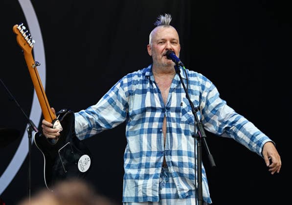 Musikfestival Heimspiel Knyphausen (31. Juli bis 2. August 2026), Konzert der Band >> Fortuna Ehrenfeld << am Sonntag, 2. August 2026. Auftritt der Musikband >> Fortuna Ehrenfeld << beim Festival >> Heimspiel Knyphausen << am 02. August 2026. Zu sehen Martin Bechler (Gesang, Gitarre, Keyboard). Bechler hält eine Gitarre in der Hand - die schwarze Gitarre (Typ Fender Telecaster) wird später vom Musiker auf Instagram als gestohlen gemeldet. Eltville-Erbach Eltville am Rhein Rheinland-Pfalz Deutschland Weingut Baron von Knyphausen *** Heimspiel Knyphausen Music Festival, July 31–August 2, 2026, Concert by the band Fortuna Ehrenfeld on Sunday, August 2, 2026. Performance by the band Fortuna Ehrenfeld at the Heimspiel Knyphausen Festival on A